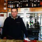 �Ho ereditato il negozio da mio padre Tommaso che l�apr� ben 47 anni fa � ci dice il proprietario della Mancini-. In questi anni ne abbiamo viste tante. Fino a un decennio fa infatti la piazza era viva anche di notte, ora dopo le 23 sembra scatti il coprifuoco� (foto di Marianna Colasanto)
